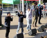 新曲発売記念ミニライブを行ったＥＴ-ＫＩＮＧのメンバー＝兵庫県西宮市の阪急西宮ガーデンズ