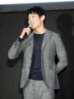 男子高校生の悩みにアドバイスを送った鈴木亮平＝東京・神田錦町