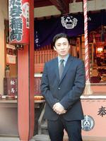 舞台の安全祈願を行った市川染五郎＝東京・「於岩稲荷　陽運寺」