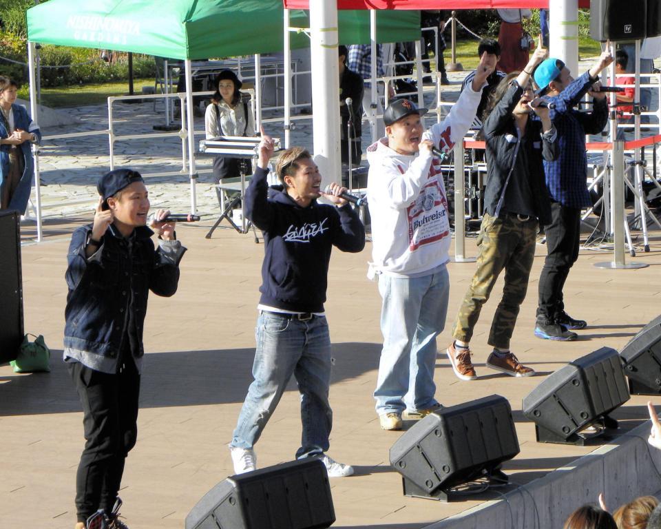 新曲発売記念ミニライブを行ったＥＴ-ＫＩＮＧのメンバー＝兵庫県西宮市の阪急西宮ガーデンズ