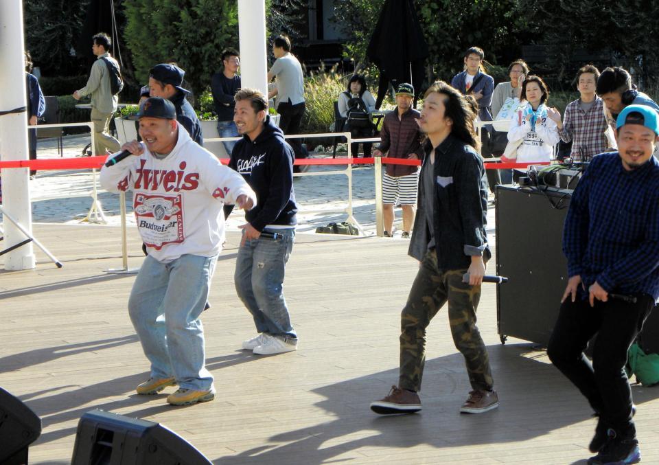 新曲発売記念ミニライブを行ったＥＴ-ＫＩＮＧのメンバー＝兵庫県西宮市の阪急西宮ガーデンズ