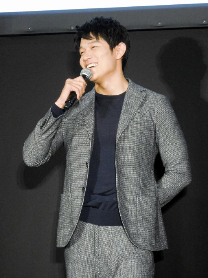 男子高校生の悩みにアドバイスを送った鈴木亮平＝東京・神田錦町