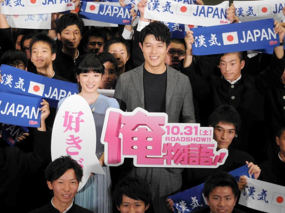 公開直前イベントを行った鈴木亮平（中央右）と永野芽郁（中央左）＝東京・神田錦町