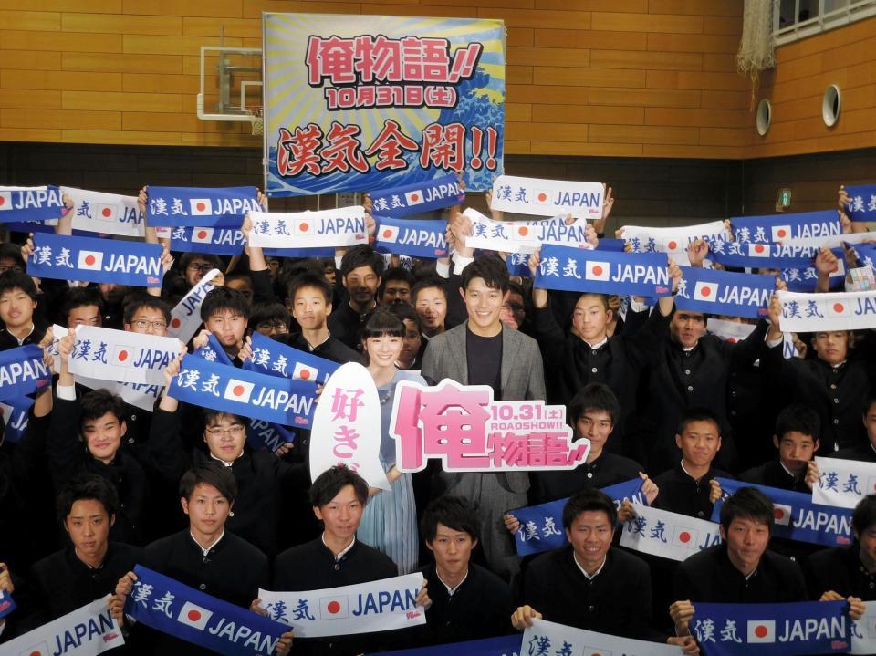 公開直前イベントを行った鈴木亮平（中央右）と永野芽郁（左）＝東京・神田錦町