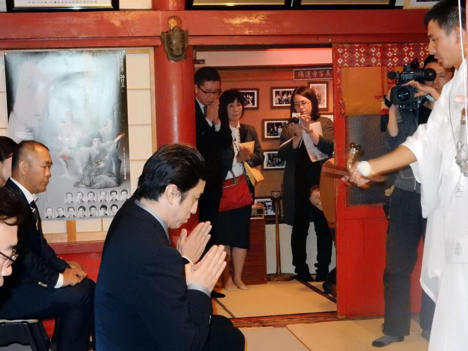 舞台の安全祈願を行った市川染五郎＝東京・新宿の「於岩稲荷　陽運寺」