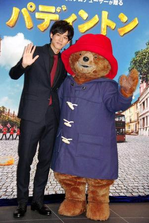 紳士なクマ・パディントン（右）の声を担当した松坂桃李＝東京・ソニー・ミュージックスタジオ