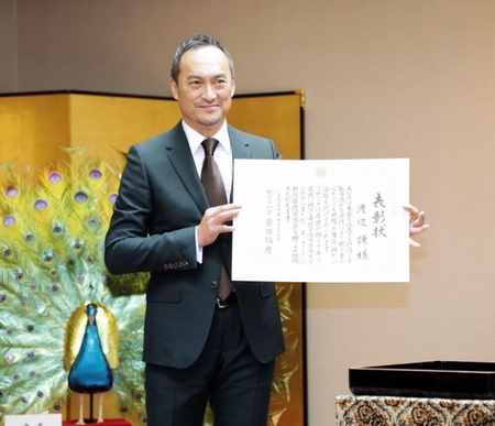 地元新潟県から表彰された渡辺謙＝新潟県庁