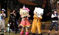 キティと踊る（左から）西野未姫、指原莉乃、横山由依＝東京・サンリオピューロランド