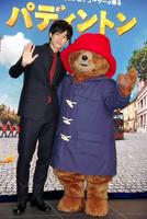 紳士なクマ・パディントン（右）の声を担当した松坂桃李＝東京・ソニー・ミュージックスタジオ