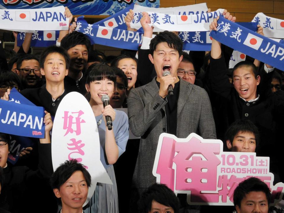 　公開直前イベントを行った鈴木亮平（中央右）と永野芽郁（中央左）＝東京・神田錦町