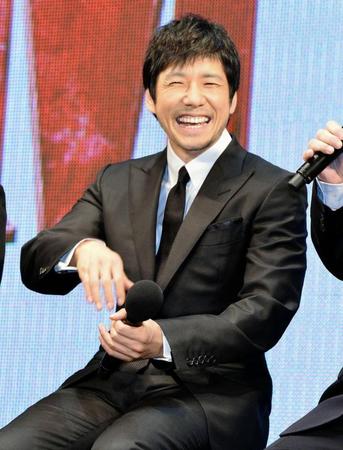 劇場版「ＭＯＺＵ」の完成記念トークショーで大笑いする西島秀俊