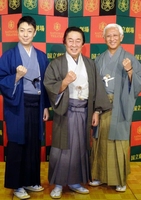 公演に張り切る（左から）尾上菊之助、尾上菊五郎、中村時蔵＝東京・銀座