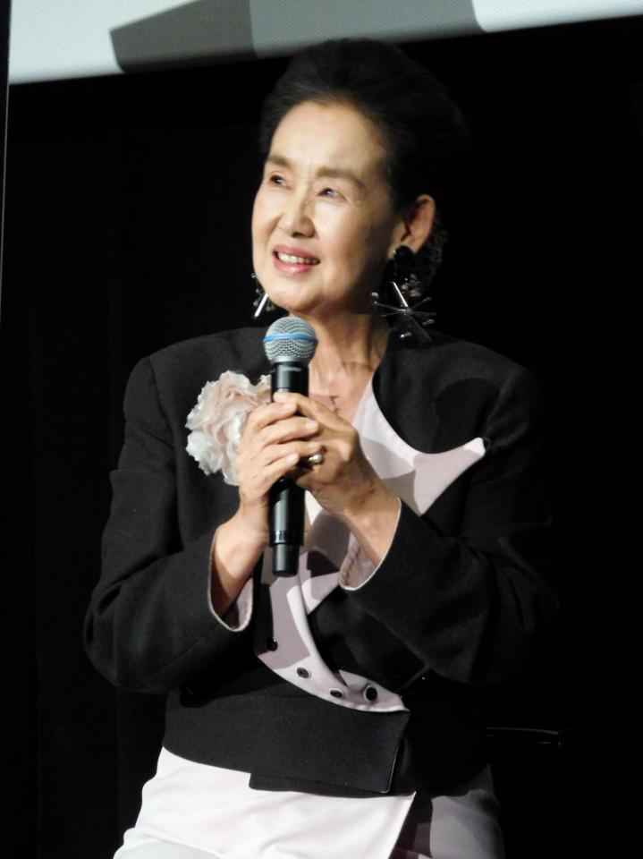 目を潤ませ、高倉健さんとの思い出を振り返る中野良子＝東京・新宿