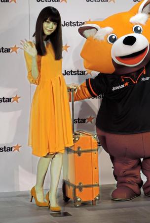 オレンジの衣装で登場した桐谷美玲＝東京・赤坂