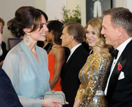 　キャサリン妃（左）をお迎えしたレア・セドゥ（中）とダニエル・クレイグ（右）