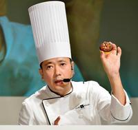 　　低糖質スイーツの魅力について話す鎧塚俊彦氏＝東京・品川（撮影・佐々木彰尚）