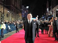 　　レッドカーペットを歩いた有田哲平＝ロンドン