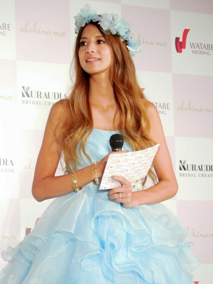 　自身がデザインを手がけたウエディングドレス姿の吉川ひなの＝東京・目黒