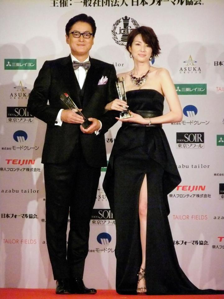 フォーマルウエアで決めた（左から）陣内孝則、吉瀬美智子＝東京・内幸町の帝国ホテル