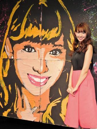 　巨大肖像画に「すごくオシャレ」とご機嫌な小嶋陽菜＝東京・六本木