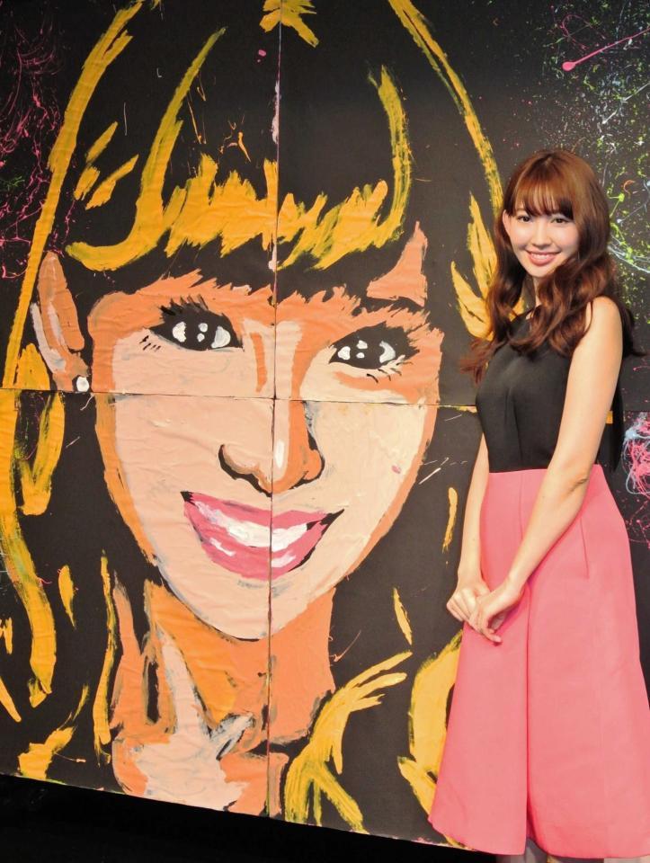　巨大肖像画に「すごくオシャレ」とご機嫌な小嶋陽菜＝東京・六本木