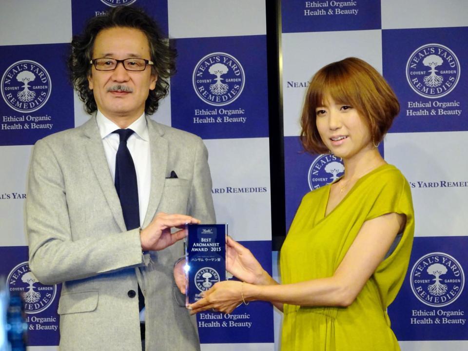 ハンサムウーマン部門で受賞し盾を受け取るｈｉｔｏｍｉ＝東京・神宮前