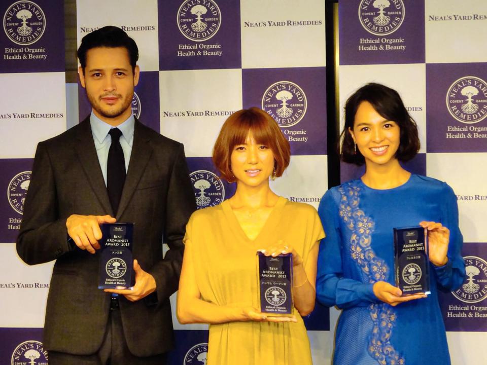 「第１回ベストアロマニスト　アワード」を受賞した（左から）リヒト、ｈｉｔｏｍｉ、鈴木サチ＝東京・神宮前