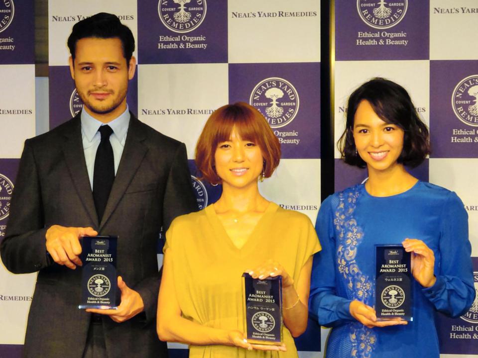 「第１回ベストアロマニスト　アワード」を受賞した（左から）リヒト、ｈｉｔｏｍｉ、鈴木サチ＝東京・神宮前