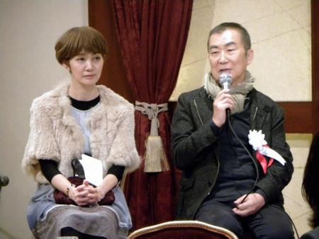「第１回藤本義一文学賞」授賞式に出席した桂文枝（右）と義一さんの次女・フジモト芽子さん＝大阪市北区のリーガロイヤルホテル