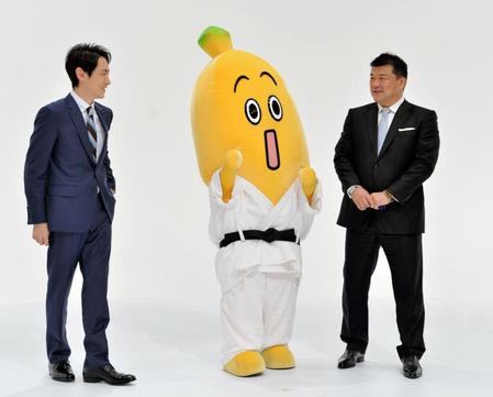 柔道着で現れたテレ東マスコットと笑顔の吉田秀彦氏と小泉孝太郎＝神谷町のテレビ東京