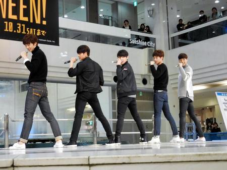 日本でのデビュー曲「５ｕｒｐｒｉｓｅ　Ｆｌｉｇｈｔ」を熱唱する５ｕｒｐｒｉｓｅの（左から）コンミョン、カン・テオ、ユイル、ソ・ガンジュン、イ・テファン＝東京・東池袋