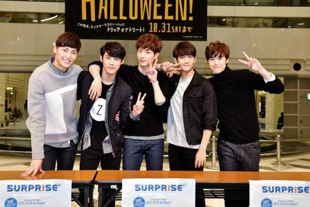 日本デビュー曲の発売記念イベントを行った５ｕｒｐｒｉｓｅの（左から）イ・テファン、、ユイル、ソ・ガンジュン、カン・テオ、コンミョン＝東京・東池袋