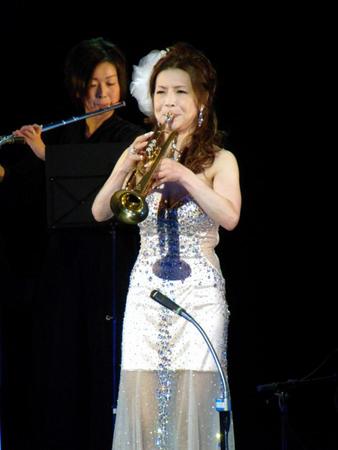 芸能生活30周年記念イベントでトランペットを演奏するシルク（左）＝大阪市中央区のなんばグランド花月