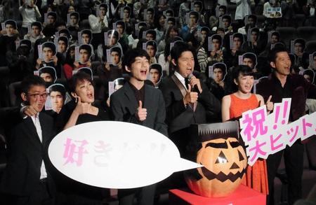 舞台あいさつした（左から）河合勇人監督、鈴木砂羽、坂口健太郎、鈴木亮平、永野芽郁、寺脇康文＝東京・台場