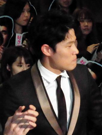 ぐっと涙をこらえる鈴木亮平＝東京・台場