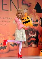 ハロウィーンの袋を手にポーズをとるきゃりーぱみゅぱみゅ＝東京タワー（撮影・西岡正）