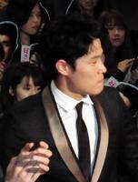 ぐっと涙をこらえる鈴木亮平＝東京・台場