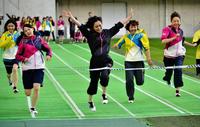 ５０メートル走に出場し、先頭でゴールテープを切る山本彩（左から３番目）＝神戸市内