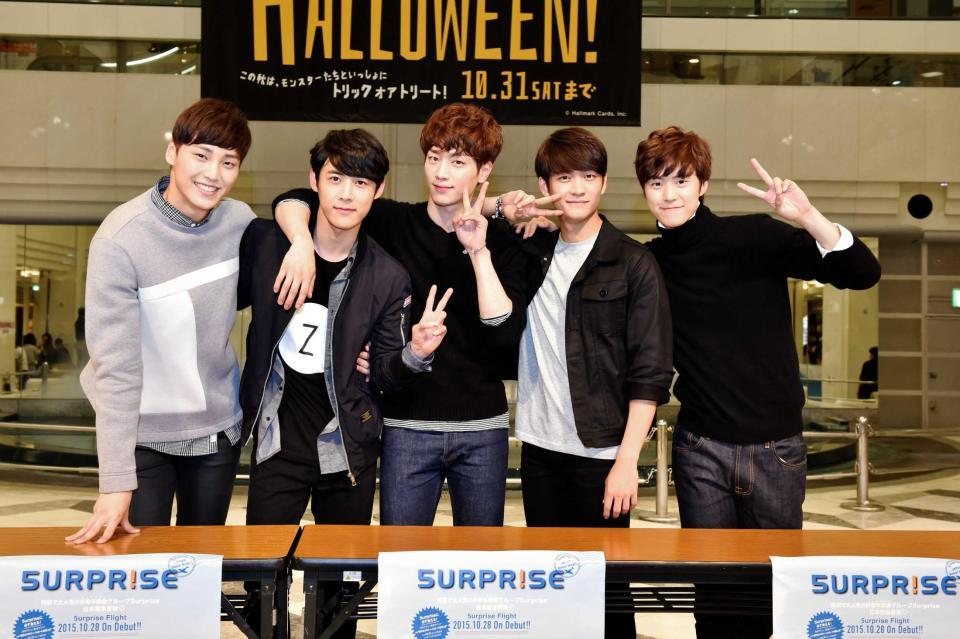 　日本デビュー曲の発売記念イベントを行った５ｕｒｐｒｉｓｅの（左から）イ・テファン、ユイル、ソ・ガンジュン、カン・テオ、コンミョン＝東京・東池袋