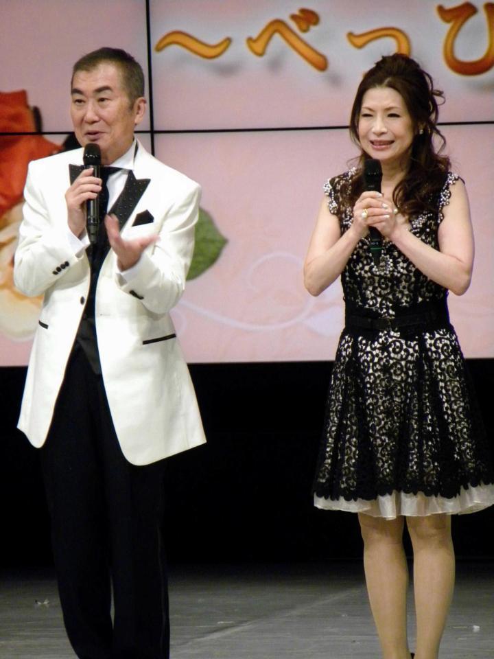 　芸能生活３０周年記念イベントを行ったシルク（右）とゲストの桂文枝