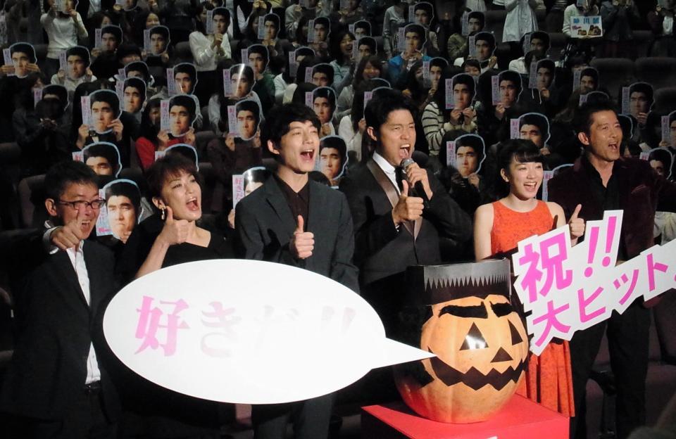 舞台あいさつした（左から）河合勇人監督、鈴木砂羽、坂口健太郎、鈴木亮平、永野芽郁、寺脇康文＝東京・台場