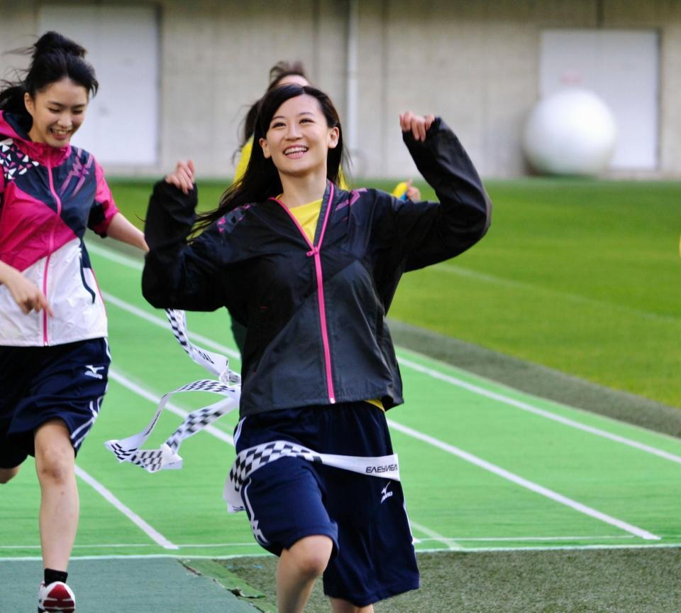 ５０メートル走予選で優勝し、喜ぶ上西恵＝神戸市内