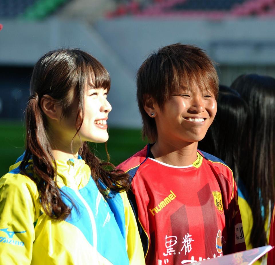 いとこ同士で“共演”を果たしたＮＭＢ４８・渋谷凪咲（左）とＩＮＡＣ神戸・田中明日菜＝神戸市内