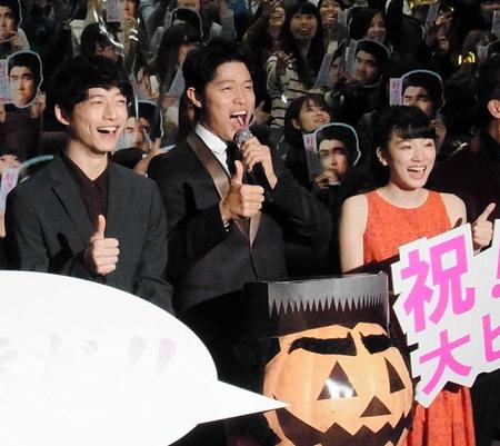 舞台あいさつした（左から）坂口健太郎、鈴木亮平、永野芽郁＝東京・台場