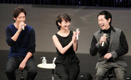 ＮＨＫ朝ドラ「あさが来た」トークショーで（左から）玉木宏、波瑠と談笑するディーン・フジオカ＝ＮＨＫ大阪ホール（撮影・保田叔久）