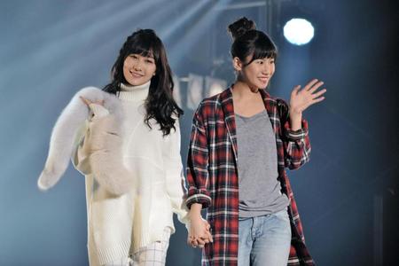 ファッションショーに出演したＮＭＢ４８の（左から）矢倉楓子、石田優美＝大阪市のインテックス大阪