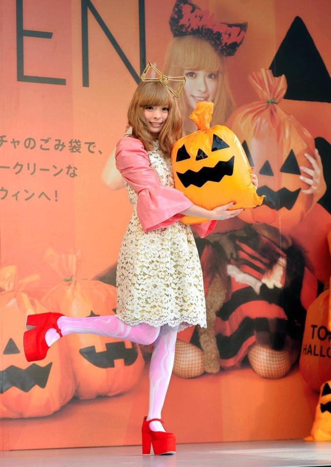 ハロウィーンの袋を手にポーズをとるきゃりーぱみゅぱみゅ＝東京タワー