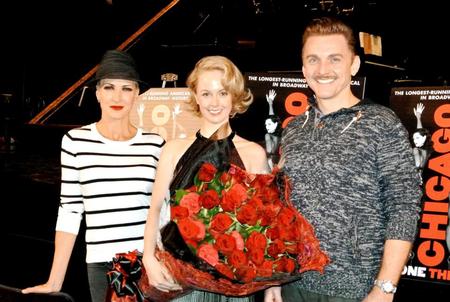 　ブロードウェイデビューを花束で祝福されたシャーロット・ケイト・フォックス（中）とヴェルマ役のアムラ＝フェイ・ライト（左）、ビリー役のジェイソン・ダニエリー＝米ニューヨーク