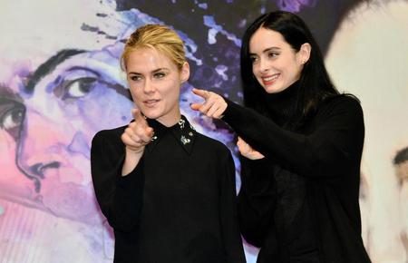 仲良く報道陣を指さすレイチェル・テイラー（左）とクリステン・リッター＝アンダーズ東京（撮影・園田高夫）