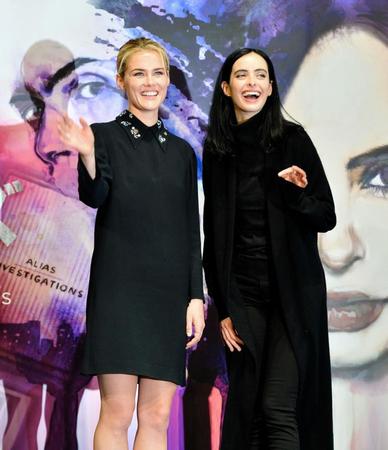 笑顔で手を振るレイチェル・テイラー（左）とクリステン・リッター＝アンダーズ東京（撮影・園田高夫）